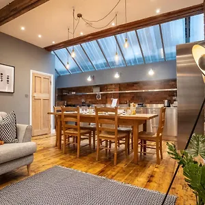  Apartment Deluxe Rustic Style Two Bedroom Bethnal - Yard View